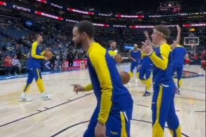 逆天‍♂️库里热身超高抛物线上篮 皮球弹地后从筐下钻出