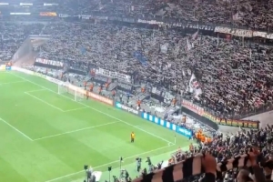 mk体育-足球最美的样子！法兰克福出局后球迷集体高歌鼓舞球队