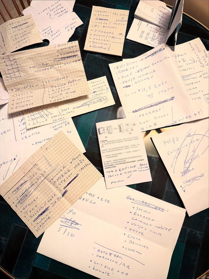 转会窗真正的顶流!罗马诺晒转会稿件,密密麻麻&从早忙到晚