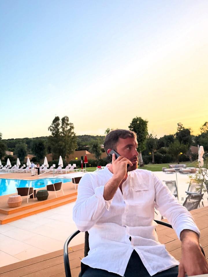 转会窗真正的顶流!罗马诺晒转会稿件,密密麻麻&从早忙到晚