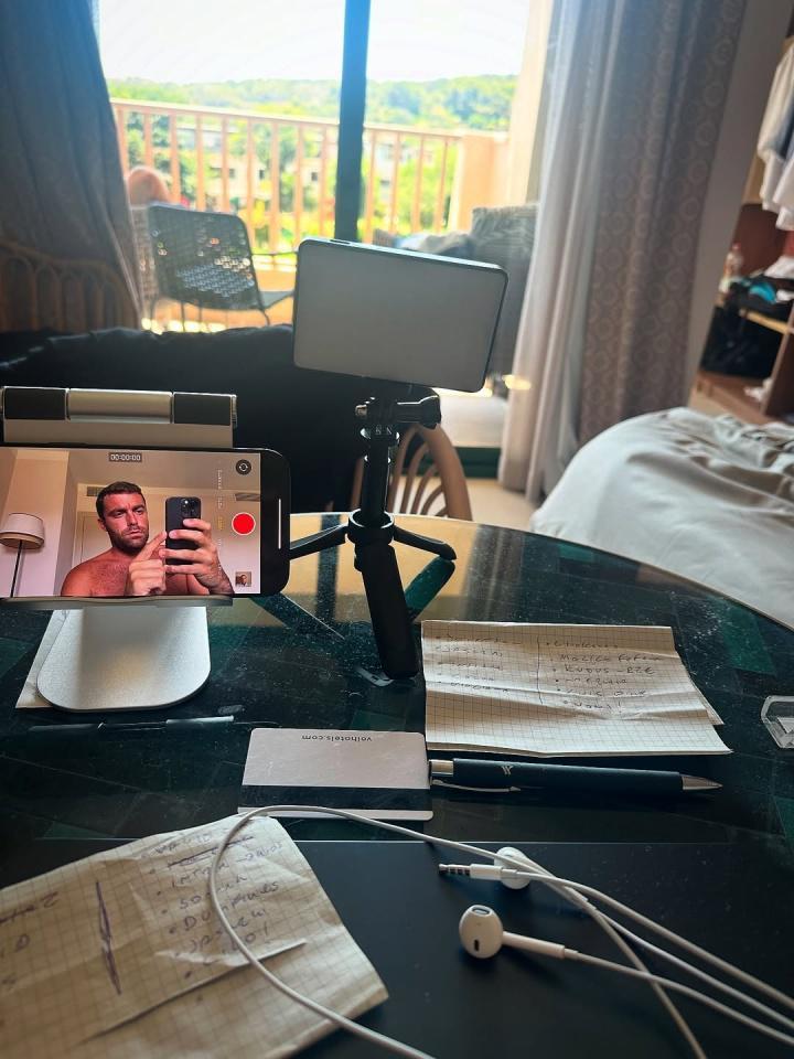 转会窗真正的顶流!罗马诺晒转会稿件,密密麻麻&从早忙到晚