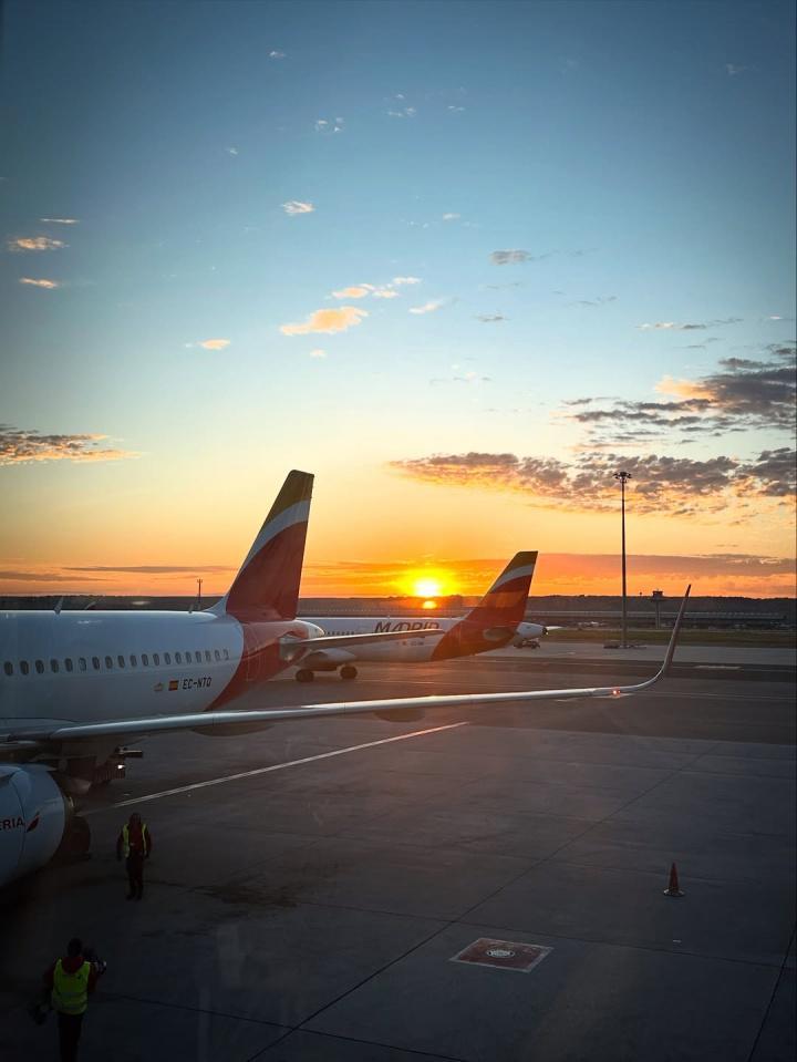 转会窗真正的顶流!罗马诺晒转会稿件,密密麻麻&从早忙到晚
