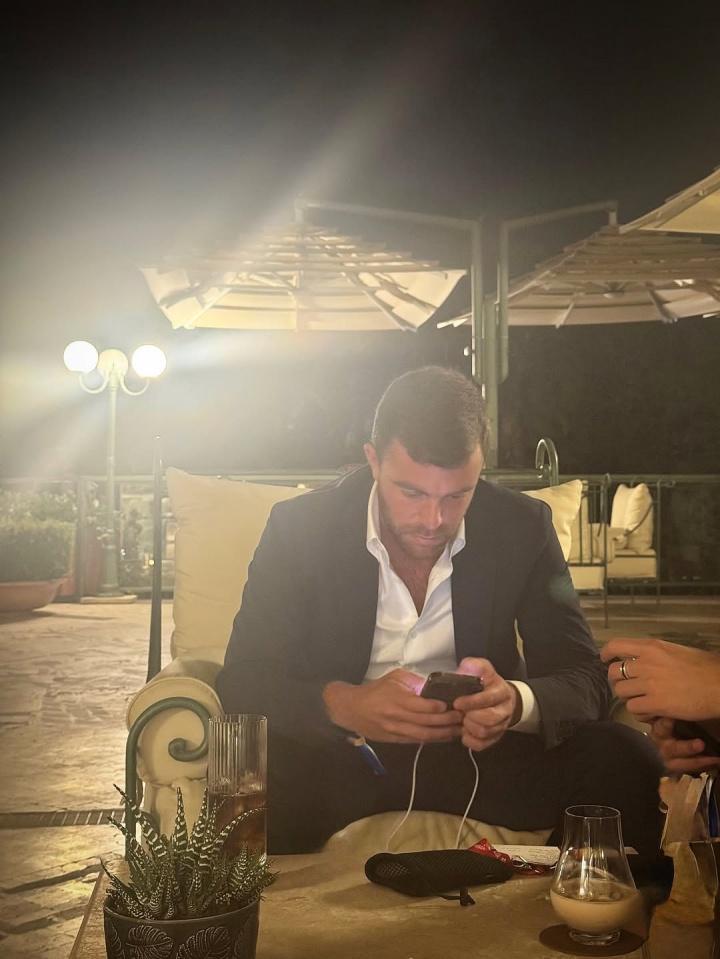 转会窗真正的顶流!罗马诺晒转会稿件,密密麻麻&从早忙到晚