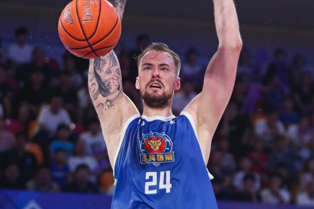 新疆男篮考察两名大外援，达卡里场均24.8+13.6，巴尔文场均18+12