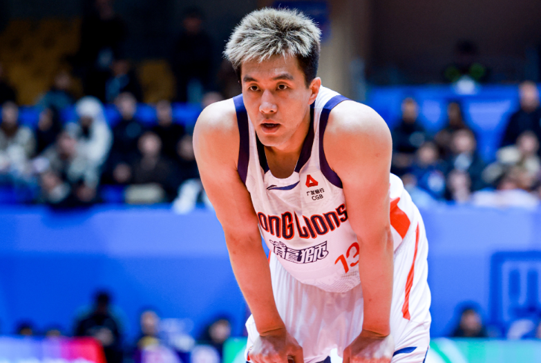 竞技体育-郭艾伦25+6赛季新高!广州负青岛4连败 徐昕14+12段昂君24分