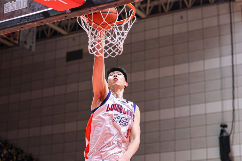 竞技体育-郭艾伦25+6赛季新高!广州负青岛4连败 徐昕14+12段昂君24分