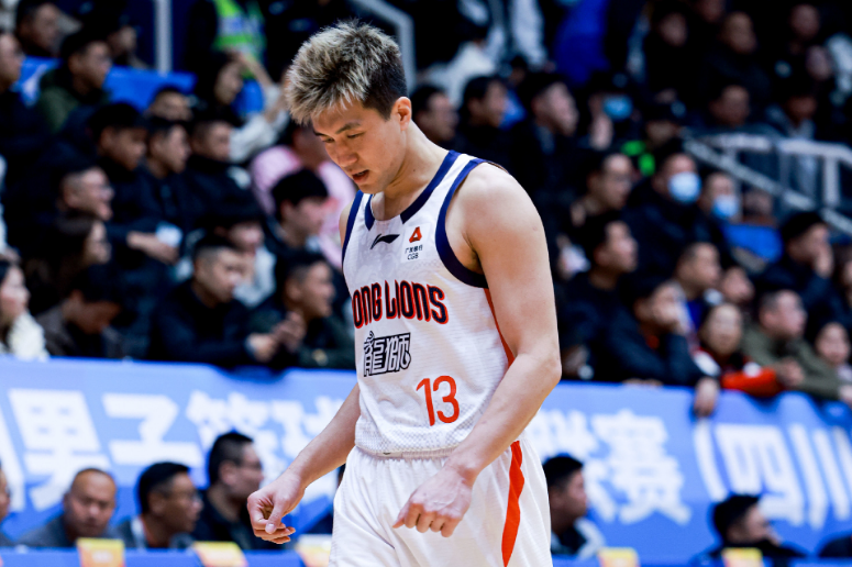 竞技体育-郭艾伦25+6赛季新高!广州负青岛4连败 徐昕14+12段昂君24分