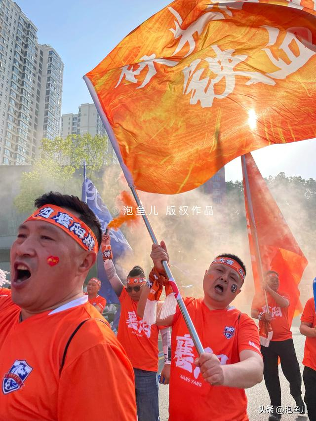 mk体育-楚超第二轮,襄阳3:0拿下随州,但我想聊聊球场边的“拐子情”|任宇翔|体育比赛|球迷|方阵|汉江_新浪体育_新浪新闻